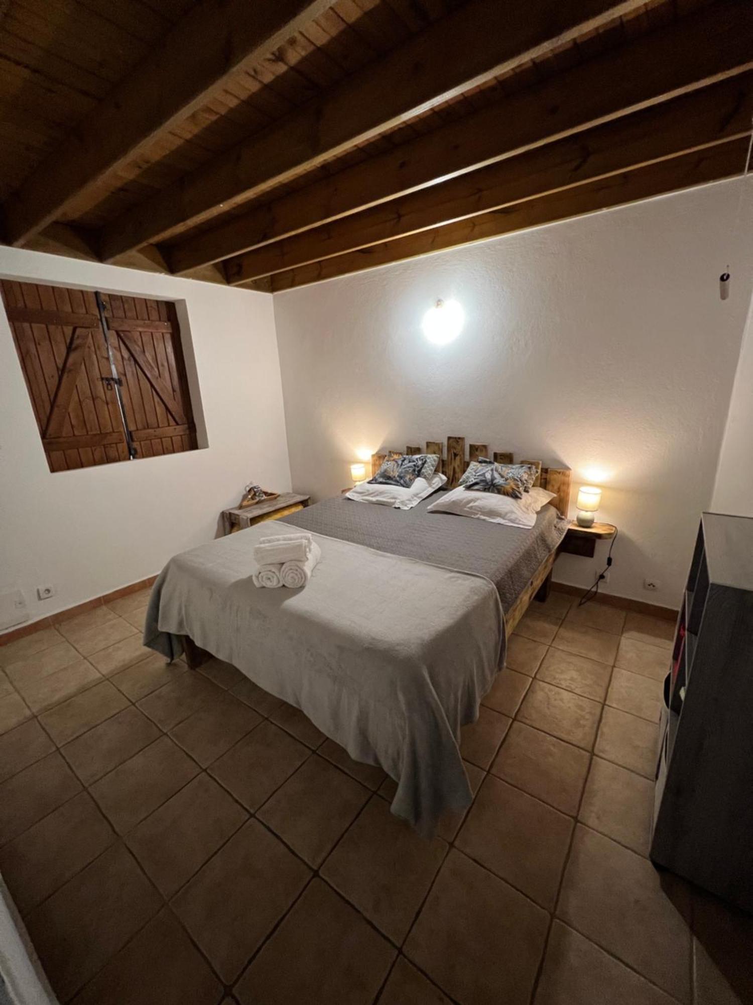 Villa Au Calme Avec Jacuzzi, Villa Le Boursoie Les Abymes Exterior photo
