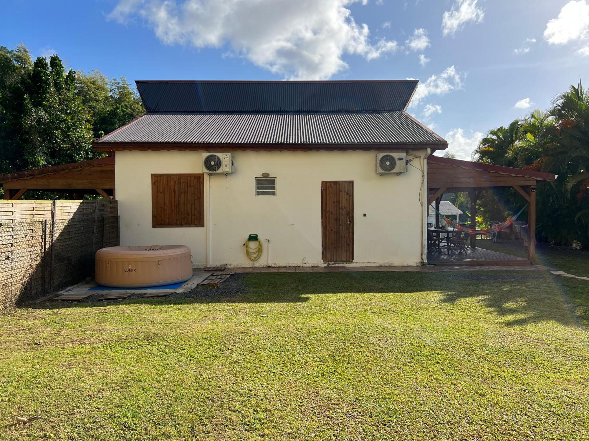 Villa Au Calme Avec Jacuzzi, Villa Le Boursoie Les Abymes Exterior photo