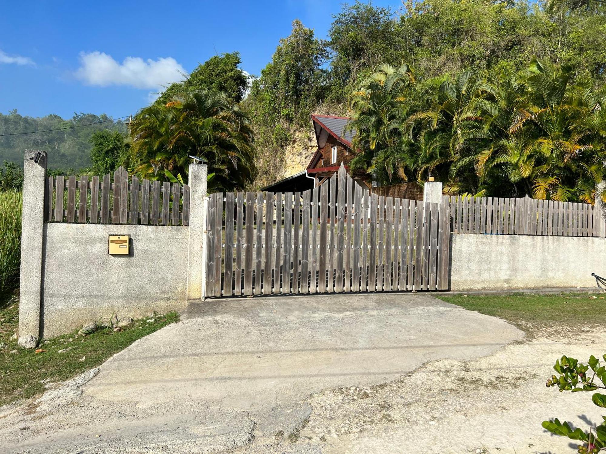 Villa Au Calme Avec Jacuzzi, Villa Le Boursoie Les Abymes Exterior photo