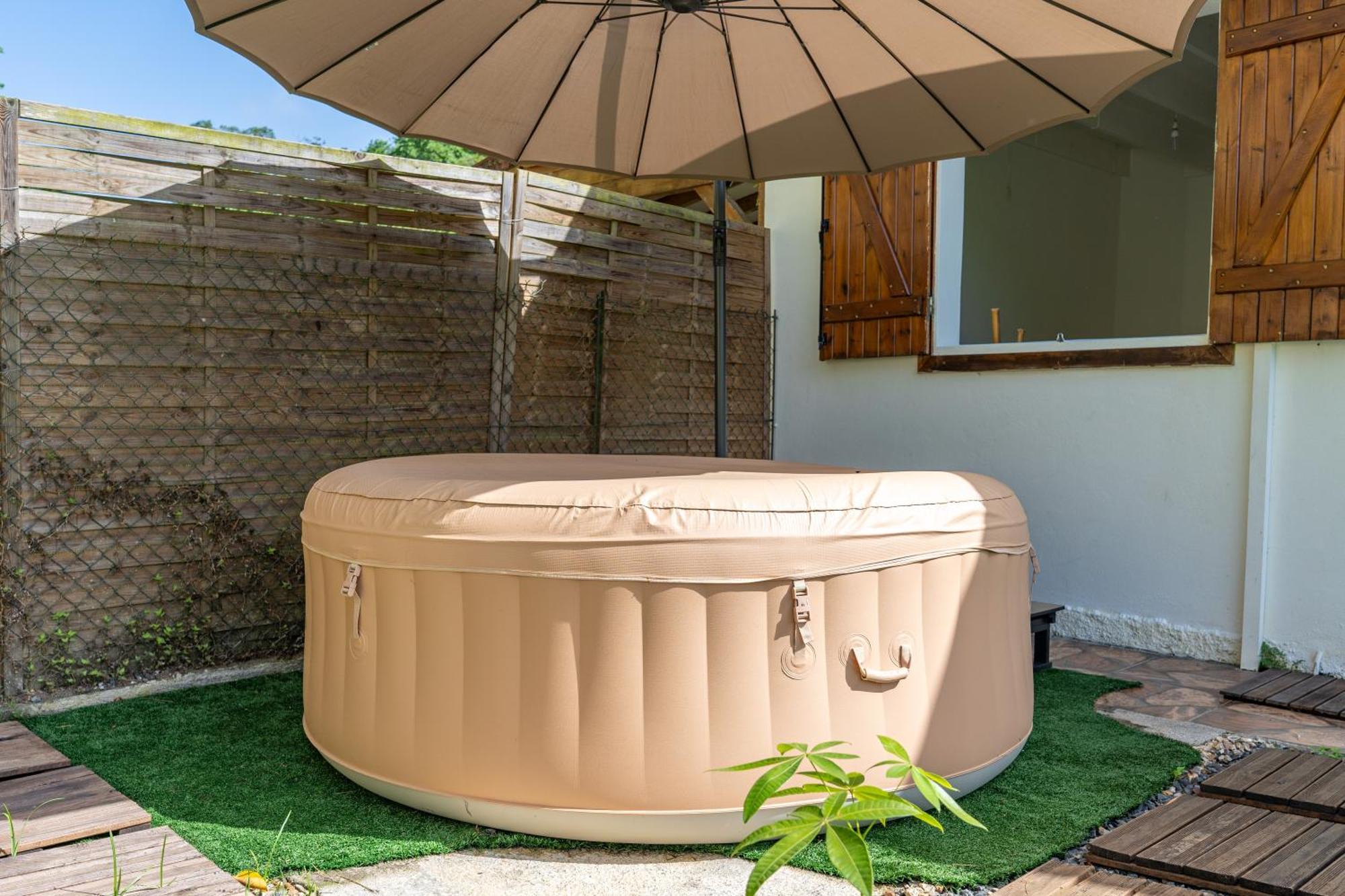 Villa Au Calme Avec Jacuzzi, Villa Le Boursoie Les Abymes Exterior photo