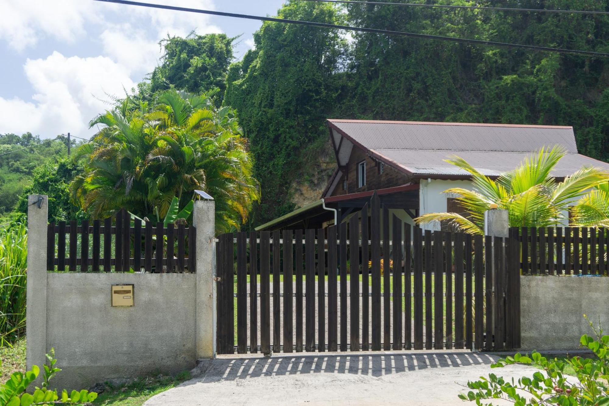Villa Au Calme Avec Jacuzzi, Villa Le Boursoie Les Abymes Exterior photo