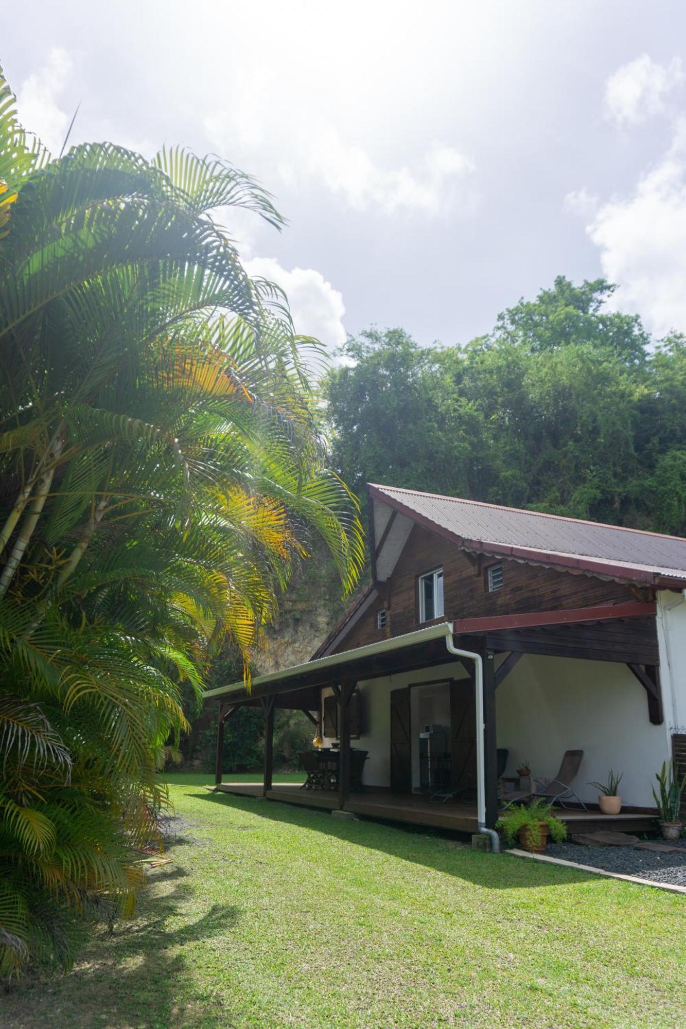 Villa Au Calme Avec Jacuzzi, Villa Le Boursoie Les Abymes Exterior photo